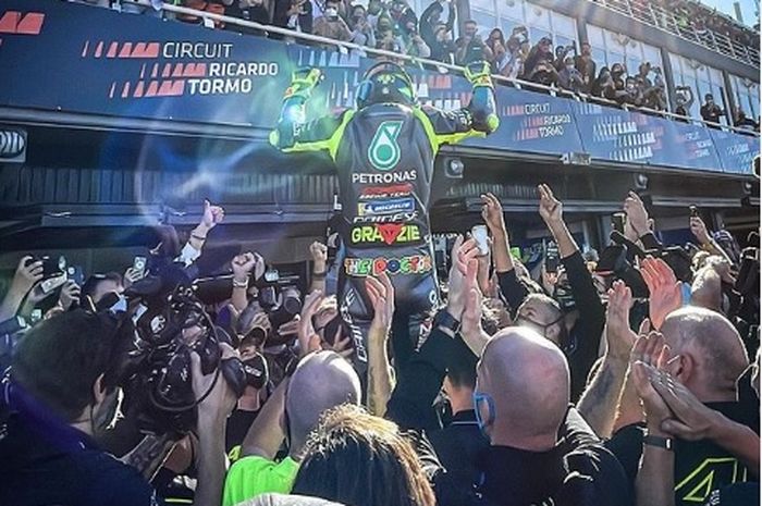 Valentino Rossi saat mendapat penghormatan di momen perpisahannya usai MotoGP Valencia 2021.