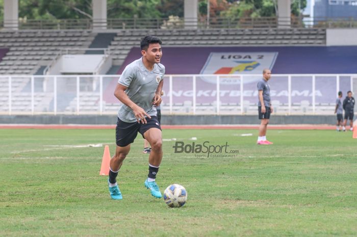 Asnawi Mangkualam sedang menguasai bola dalam pemusatan latihan timnas Indonesia di Stadion Madya, Senayan, Jakarta, 10 November 2021.