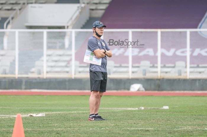 Pelatih timnas Indonesia, Shin Tae-yong, nampak sedang memantau para pemainnya dalam pemusatan latihan di Stadion Madya, Senayan, Jakarta, 10 November 2021.