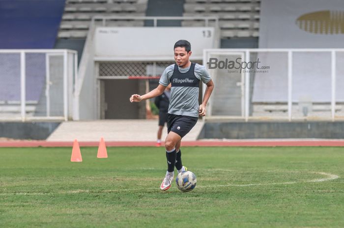 Evan Dimas nampak sedang menggiring bola dalam pemusatan latihan timnas Indonesia di Stadion Madya, Senayan, Jakarta, 10 November 2021.