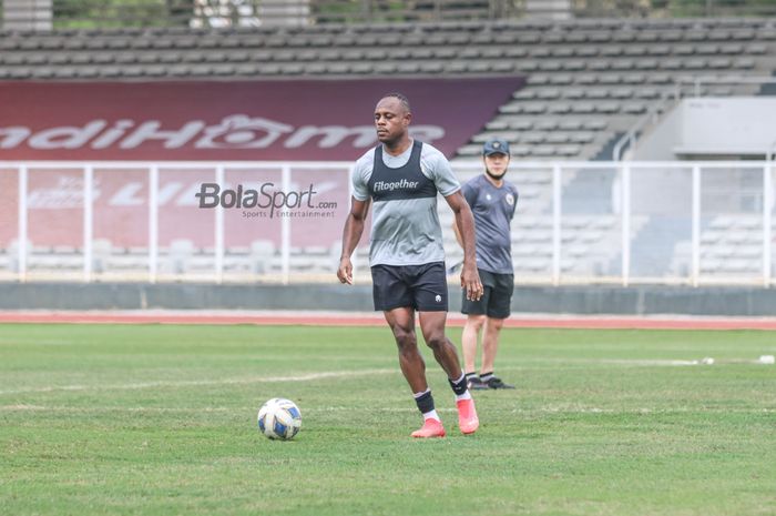 Victor Igbonefo sedang menguasai bola dalam pemusatan latihan timnas Indonesia di Stadion Madya, Senayan, Jakarta, 10 November 2021.
