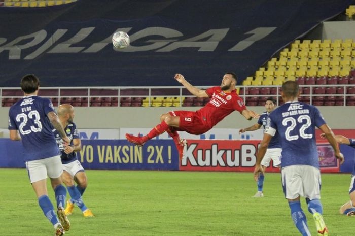 Aksi Marko Simic melakukan tendangan salto ketika laga Persija Jakarta melawan Persib Bandung pada pekan ke-12 Liga 1 2021.