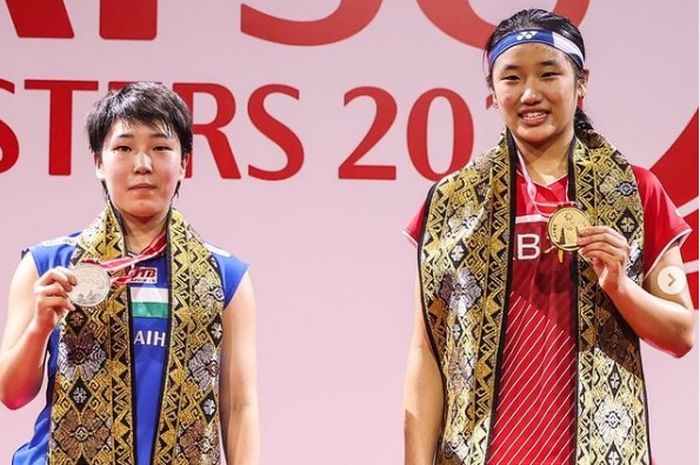 Tunggal putri Jepang, Akane Yamaguchi (kiri) berpose di podium Indonesia Masters 2021 bersama An Se-young.