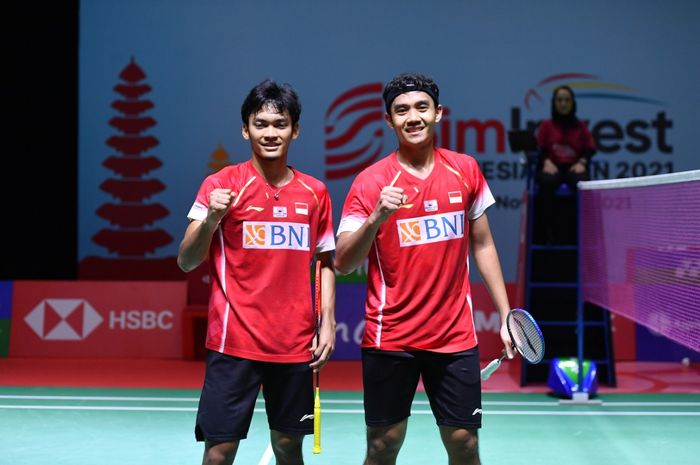 Pasangan ganda putra Indonesia, Muhammad Shohibul Fikri/Bagas Maulana,  berpose setelah memenangi babak pertama Indonesia Open 2021 di Bali International Convention Centre, Nusa Dua, Rabu (24/11/2021).