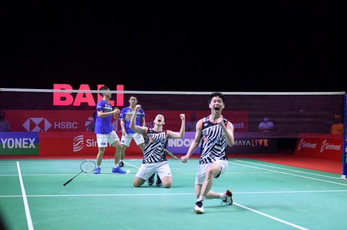 Ekspresi pasangan ganda putra Indonesia, Marcus Fernaldi Gideon/Kevin Sanjaya Sukamuljo (jersey putih), setelah mengalahkan Takuro Hoki/Yugo Kobayashi (Jepang) pada final Indonesia Open 2021 yang digelar di Bali International Convention Centre, Bali, 28 November 2021.