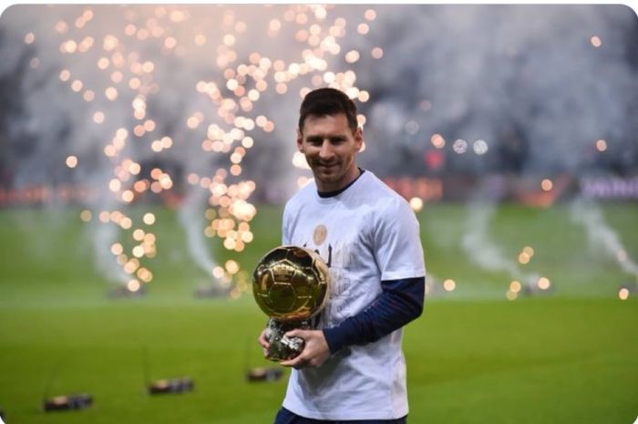 Lionel Messi memamerkan trofi Ballon d'Or 2021 menjelang laga PSG vs Nice di Liga Prancis, Rabu (1/12/2021) di Parc des Princes.