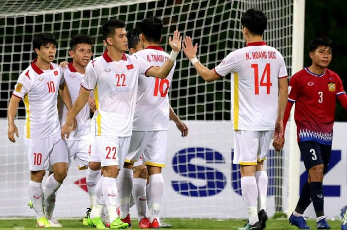 Para pemain Timnas Vietnam selebrasi setelah membobol gawang Laos dalam laga perdananya di Grup B Piala AFF 2020, Senin (6/12/2021), di Stadion Bishan, Singapura.