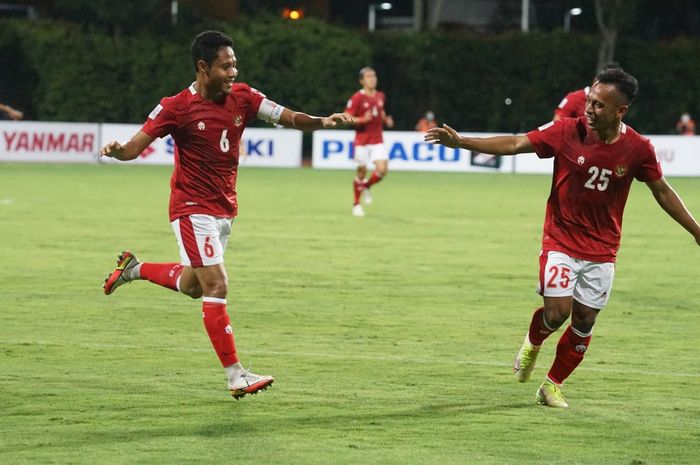 Pemain timnas Indonesia, Evan Dimas dan Irfan Jaya, merayakan gol ke gawang Kamboja dalam laga Piala AFF 2020, Kamis (9/12/2021).