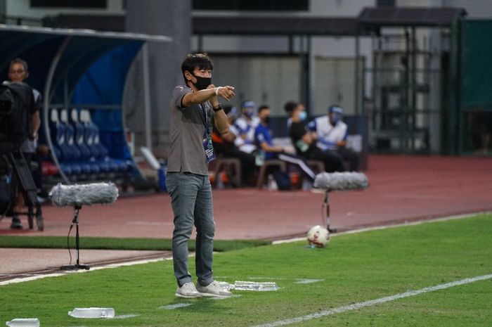Pelatih timnas Indonesia, Shin Tae-yong, memberikan arahan kepada anak asuhnya dari pinggir lapangan saat gelaran Piala AFF 2020.