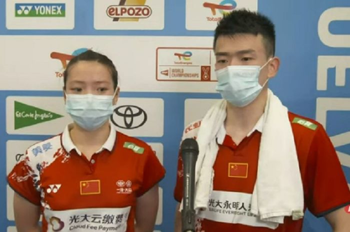 Ganda campuran China, Zheng Si Wei/Huang Ya Qiong usai kalah di babak kedua Kejuaraan Dunia 2021.