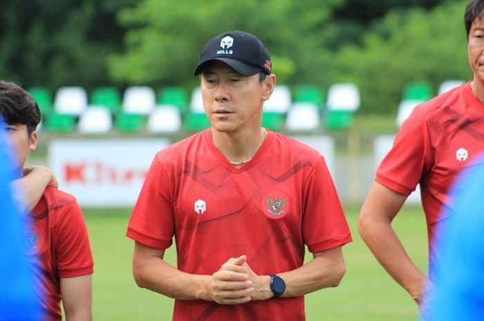 Timnas Indonesia sukses kalahkan Malaysia, pelatih Shin Tae-yong pernah beri pujian kepada pemain yang latihan di parkiran motor.