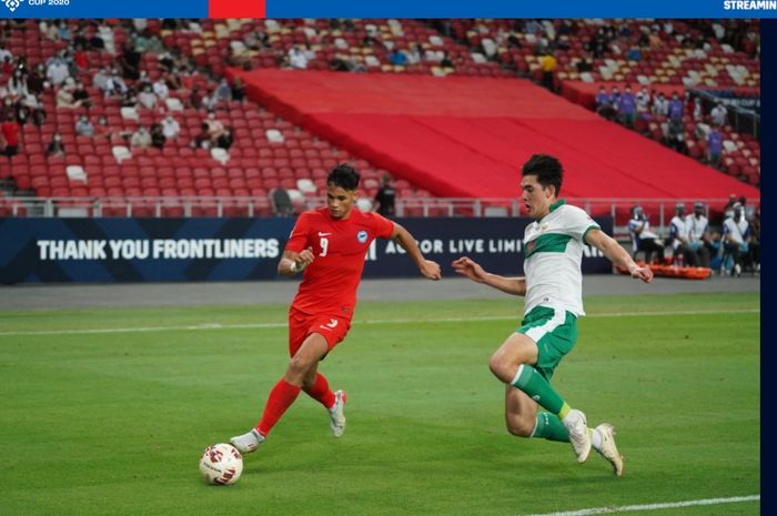 Aksi Elkan Baggott (kanan) dan Ikhsan Fandi (kiri) dalam laga leg pertama semifinal Piala AFF 2020.