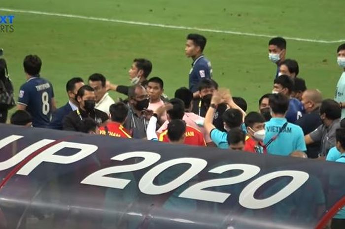 Park Hang-seo sempat terlibat keributan dengan Theerathon Bunmathan di depan bench saat laga laga Vietnam Vs Thailand,   dalam laga semifinal leg pertama Piala AFF 2020 di National Stadium Singapura, Kamis (23/12/2021).