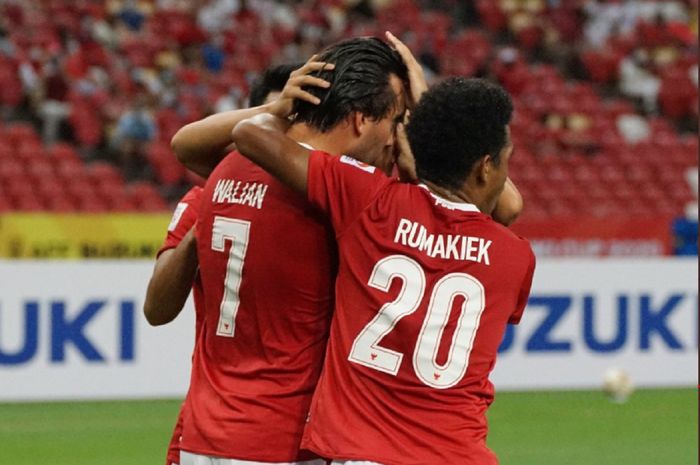 Striker Timnas Indonesia Ezra Walian dipeluk Ramai Rumakiek seusai membobol gawang Singapura dalam semifinal leg kedua Piala AFF 2020 di Stadion Nasional, Singapura, Sabtu (25/12/2021) malam WIB.