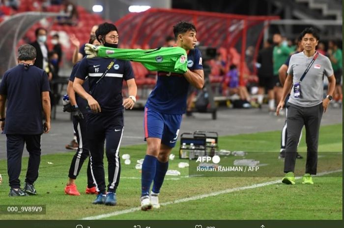 Penyerang timnas Singapura, Ikhsan Fandi menjadi penjaga gawang usai kiper mereka, Hassan Sunny diganjar kartu merah pada babak kedua perpanjangan waktu di leg kedua semifinal Piala AFF 2020 (25/11/2021).