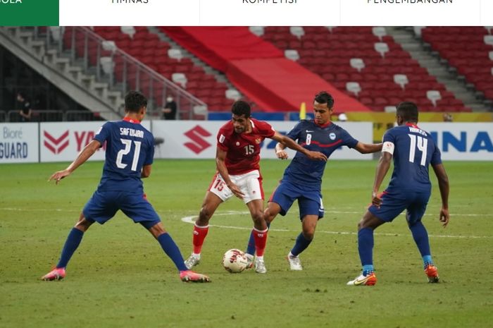 Pemain Timnas Indonesia, Ricky Kambuaya, ketika melawan Singapura pada leg kedua semifinal Piala AFF 2020.