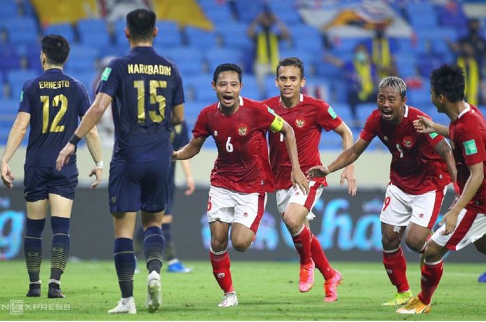 Evan Dimas selebrasi dengan sejumlah pemain Timnas Indonesia setelah mencetak gol ke gawang Thailand dalam Kualifikasi Piala Dunia 2022 di Dubai, UEA, 3 Juni 2021. Duel ini berakhir 2-2.