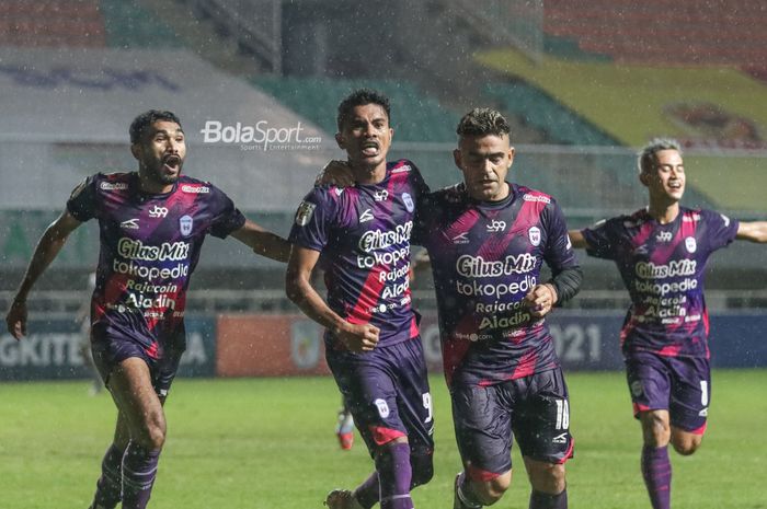 Alfin Tuasalamony dan Cristian Gonzales serta sejumlah pemainnya sedang merayakan gol RANS Cilegon FC dalam laga semifinal Liga 2 2021 di Stadion Pakansari, Bogor, Jawa Barat, 27 Desember 2021.