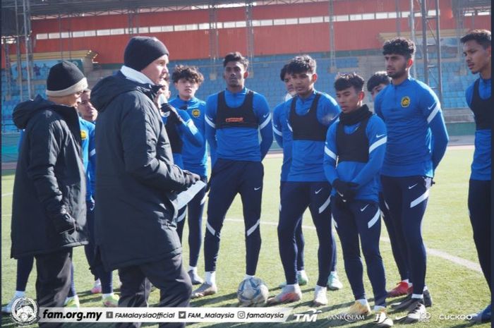 Pelatih timnas U-23 Malaysia, Brad Maloney saat memimpin sesi latihan Harimau Malaya.