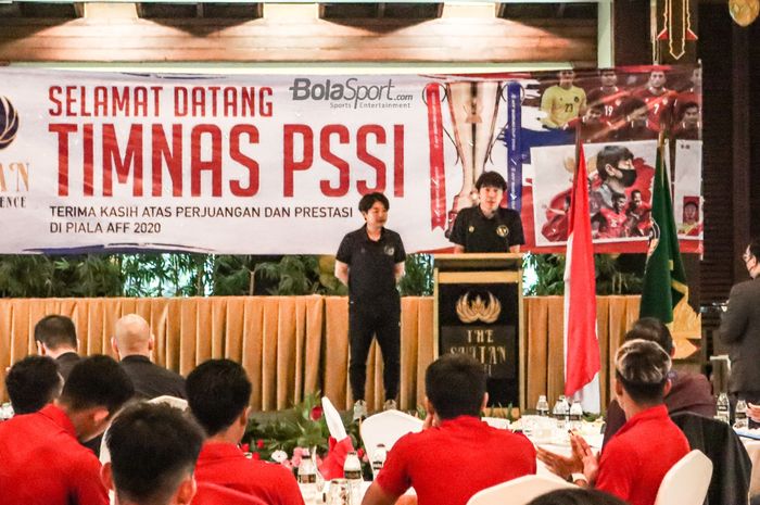 Pelatih timnas Indonesia, Shin Tae-yong, sedang memberikan sambutan dalam acara pelepasan skuat Garuda di Hotel Sultan, Jakarta, 6 Januari 2022.