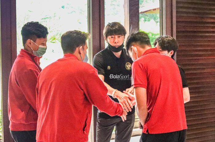 Shin Tae-yong nampak sedang berinteraksi dengan sejumlah pemain timnas Indonesia dalam acara pelepasan skuat Garuda di Hotel Sultan, Jakarta, 6 Januari 2022.