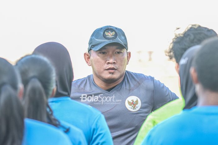 Pelatih timnas wanita Indonesia, Rudy Eka Priyambada, sedang memberikan intruksi kepada para pemainnya dalam latihannya di Stadion Madya, Senayan, Jakarta, 7 Januar 2022.