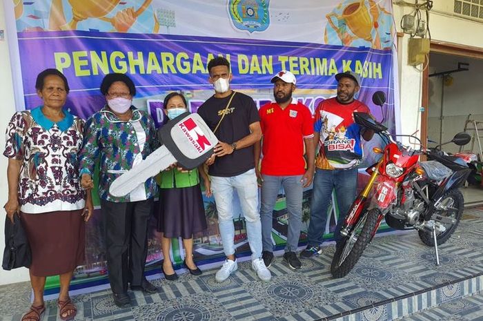 RIcky Kambuaya Terima Penghargaan Sebuah Motor dari Ketua DPRD Kota Sorong, Petronela