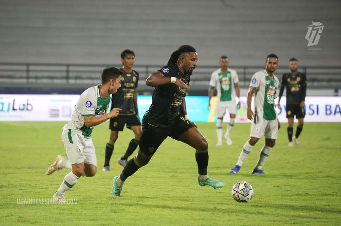 Arema FC vs PSS Sleman dalam laga pekan ke-19 Liga 1 2021-2022 di Stadion Kapten I Wayan Dipta, Gianyar, Bali, Kamis (13/1/2022). 