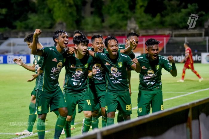 Pemain Persebaya Surabaya merayakan gol ayng diciptakan Taisei Marukawa ke gawang Bhayangkara FC pada pekan ke-20 Liga 1 2021-2022.