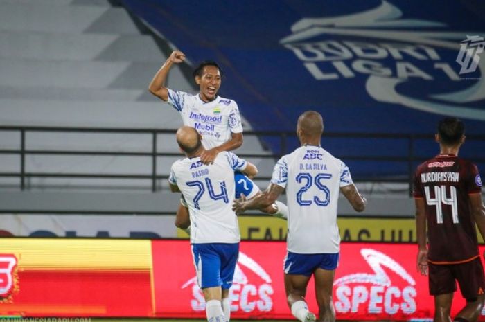 Selebrasi Mohammed Rashid setelah mencetak gol kemenangan Persib atas Borneo FC (18/1/2022).