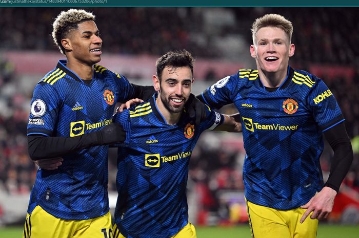 Marcus Rashford, Bruno Fernandes, dan Scott McTominay melakukan selebrasi usai Manchester United menekuk Brentford 3-1 pada laga tunda pekan ke-17 Liga Inggris 2021-2022.