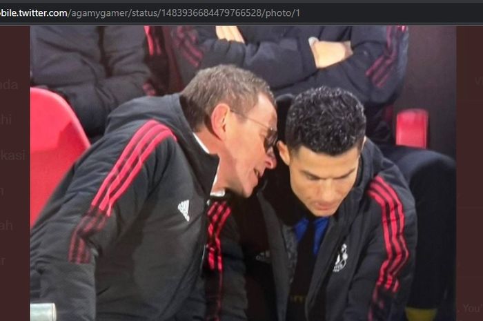 Pelatih interim Manchester United, Ralf Rangnick, dengan Cristiano Ronaldo