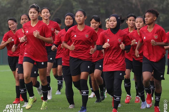 Timnas wanita Indonesia saat menggelar latihan dalam keikutsertaannya di Piala Asia Wanita 2022.