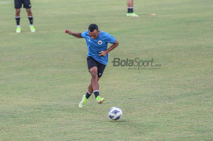 Pemain timnas Indonesia, Irfan Jaya, sedang menendang bola dalam latihannya di Lapangan Samudra, Bali, 26 Januari 2022.