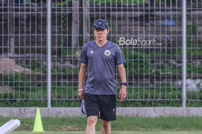 Pelatih timnas Indonesia, Shin Tae-yong, nampak hadir di Lapangan Samudra, Bali, 26 Januari 2022.