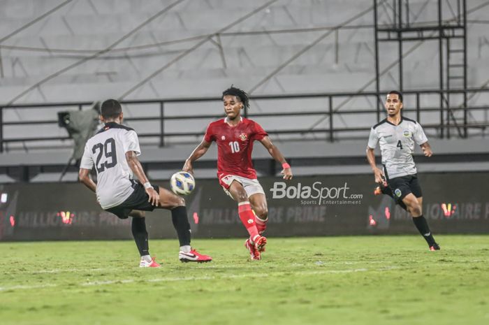 Pemain timnas Indonesia, Ronaldo Kwateh (tengah), sedang menguasai bola di Stadion Kapten I Wayan Dipta, Gianyar, Bali, 27 Januari 2022.