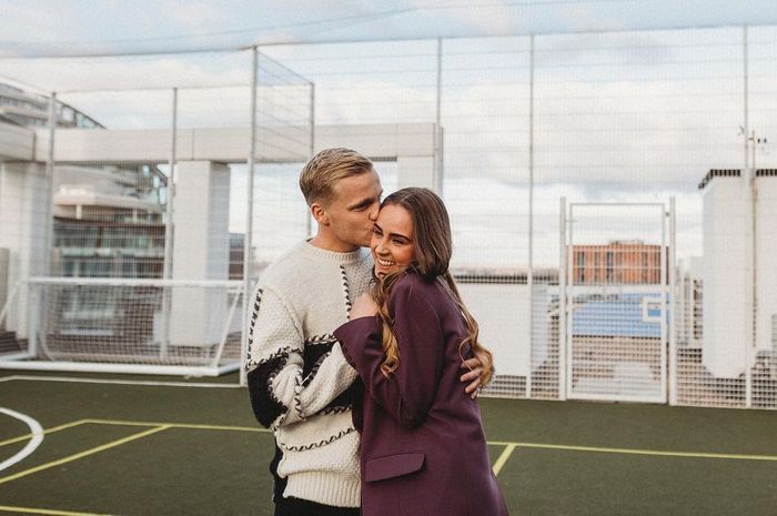 Pemain Manchester United, Donny Van de Beek bersama kekasihnya, Estelle Bergkamp yang merupakan putri dari legenda Arsenal, Dennis Bergkamp.