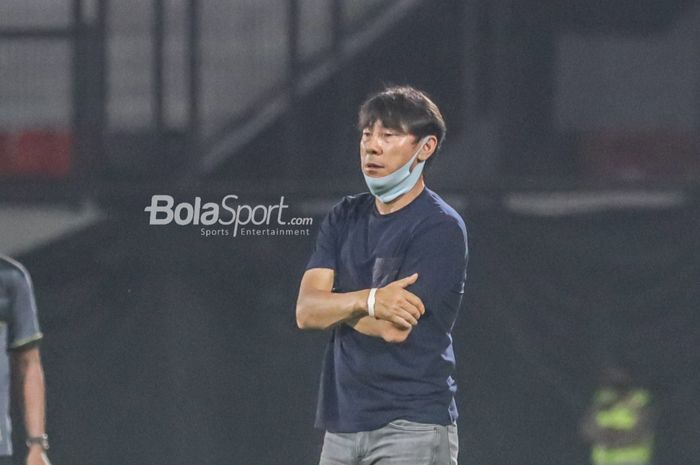Pelatih timnas Indonesia, Shin Tae-yong, sedang memantau para pemainnya di Stadion Kapten I Wayan Dipta, Gianyar, Bali, 27 Januari 2022.