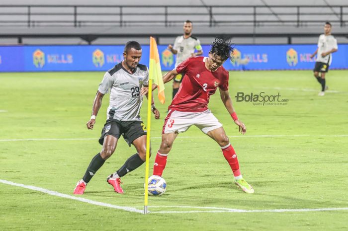 Bek sayap kiri timnas Indonesia, Edo Febriansah (kanan), sedang menguasai bola dan dibayangi pemain timnas Timor Leste, Cristevao Moniz Fernandes (kiri), di Stadion Kapten I Wayan Dipta, Gianyar, Bali, 27 Januari 2022.