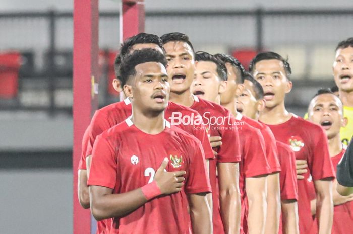 Ramai Rumakiek dan skuat timnas Indonesia (skuad timnas Indonesia) sedang khidmat menyanyikan lagu kebangsaan Indonesia Raya di Stadion Kapten I Wayan Dipta, Gianyar, Bali, 27 Januari 2022.