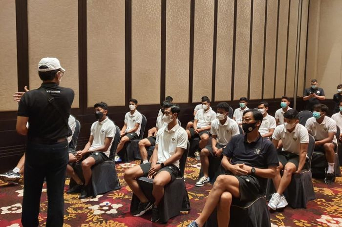 Para pemain timnas U-23 Indonesia saat menjalani vaksin booster, di Bali, Sabtu (5/2/2022).