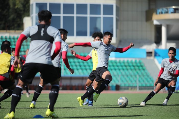 Timnas U-23 Indonesia saat menjalani latihan di Stadion Samudra, Bali