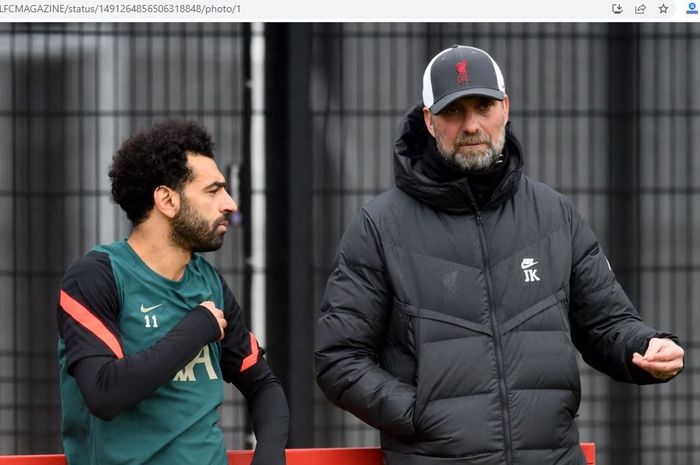 Pelatih Liverpool, Juergen Klopp, berbincang dengan Mohamed Salah saat latihan perdana setelah Piala Afrika 2021 di AXA Training Centre, Selasa (8/2/2022) waktu setempat.