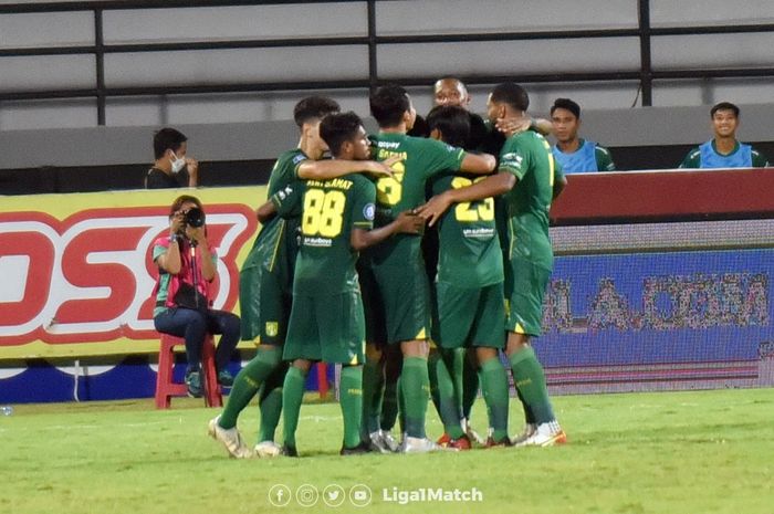Pemain Persebaya Surabaya merayakan gol yang dicetak oleh Taisei Marukawa ke gawang Persija Jakarta pada pekan ke-25 Liga 1 2021-2022.