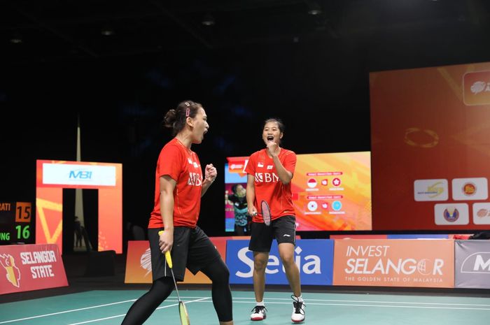 Pasangan ganda putri Indonesia, Febriana Dwipuji Kusuma/Amalia Cahaya Pratiwi, pada partai kedua Kejuaraan Beregu Asia 2022 melawan Hongkong di Setia City Convention Center, Shah Alam, Selasa (15/2/2022).