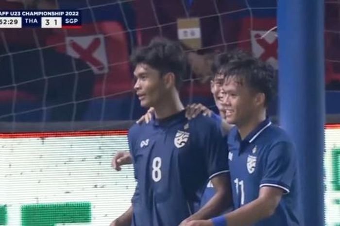 Striker timnas U-23 Thailand,   Teerasak Poeiphimai  usai menjebol gawang Singapura dalam laga perdana grup C Piala AFF U-23 2022 di Prince Stadium, Kamboja, Rabu (16/2/2022). 