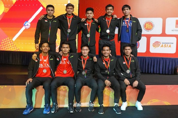 Tim putra Indonesia saat berdiri di podium runner-up Kejuaraan Beregu Asia 2022, di Setia City Convention Centre, Selangor, Malaysia, Minggu (20/2/2022).