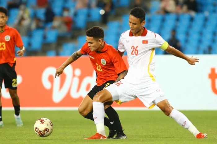 Timnas U-23 Vietnam (putih) berduel dengan Timnas U-23 Timor Leste dalam laga semifinal Piala AFF U-23 2022 di Stadion Nasional Morodok Techo, Phnom Penh, Kamis (24/2/2022) malam WIB.