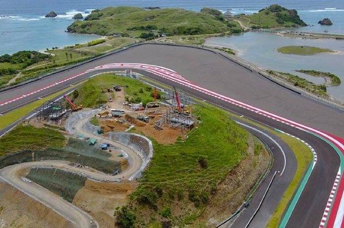 Tikungan 10 Sirkuit Mandalika yang berada di pinggir pantai menjadi salah satu lokasi nonton balap MotoGP paling indah dengan pemandangan pantai di depannya. (Dok.Kemenparekraf RI)