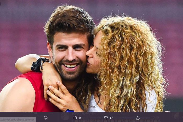 Pemain Barcelona, Gerard Pique bersama sang istri, Shakira.